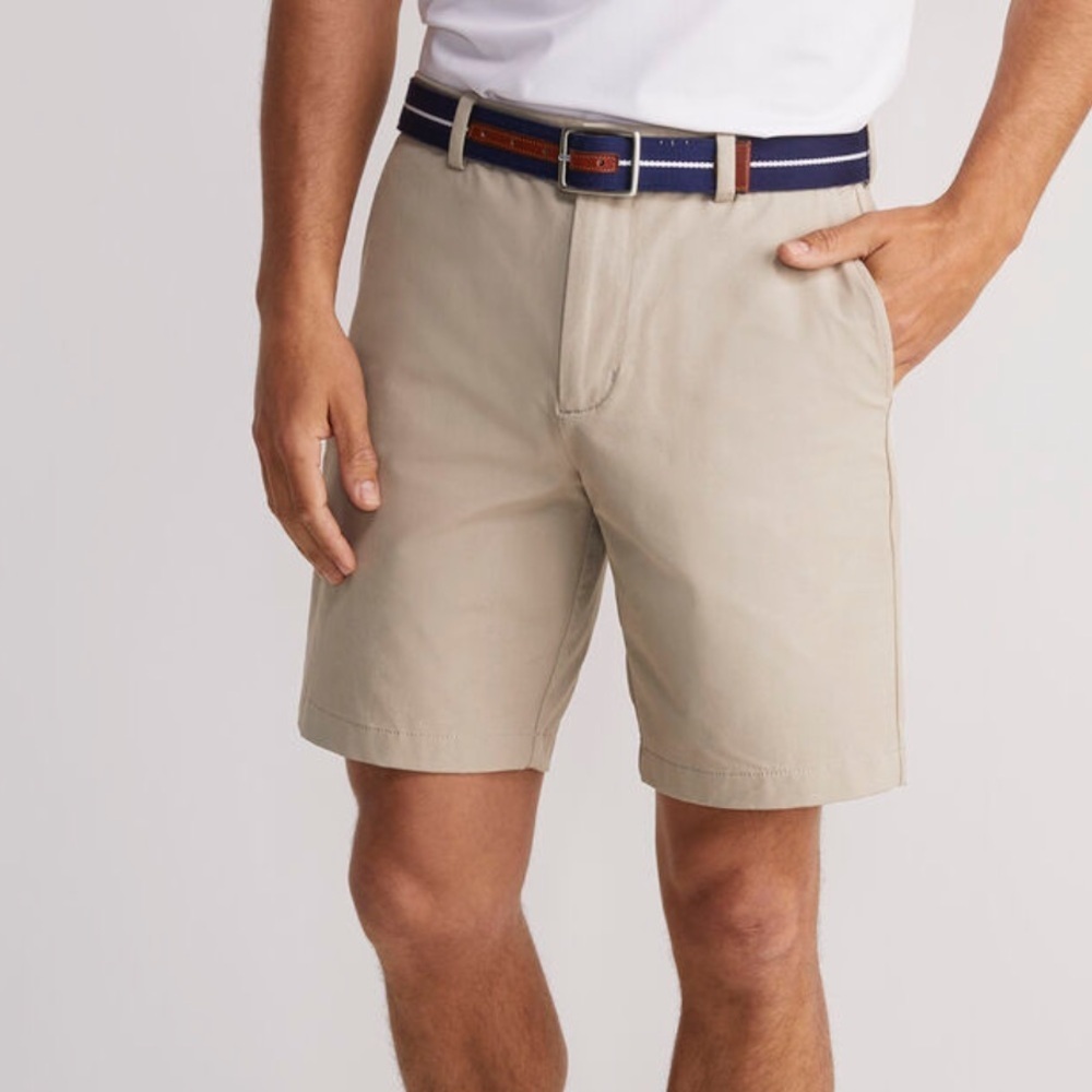 New Vineyard Vines Sz 42- 8 Inch Performance Breaker Shorts in Khaki